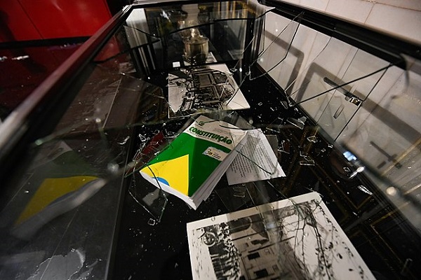 Vidros estilhaçados após a invasão de terroristas no Congresso Nacional