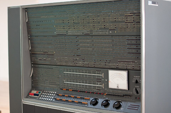 Painel de um IBM 7030 “Stretch”, um dos primeiros supercomputadores desenvolvidos nos anos 60.[2]