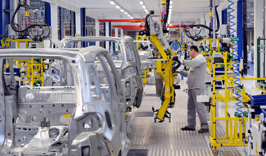 Indústria automotiva A indústria automotiva atualmente emprega menos trabalhadores, que precisam qualificar-se ¹